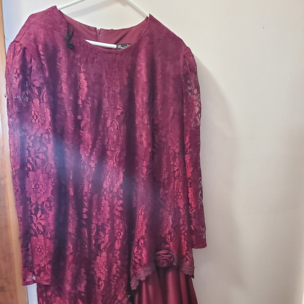 This a beautiful dress by David Ross. The size is 26w .